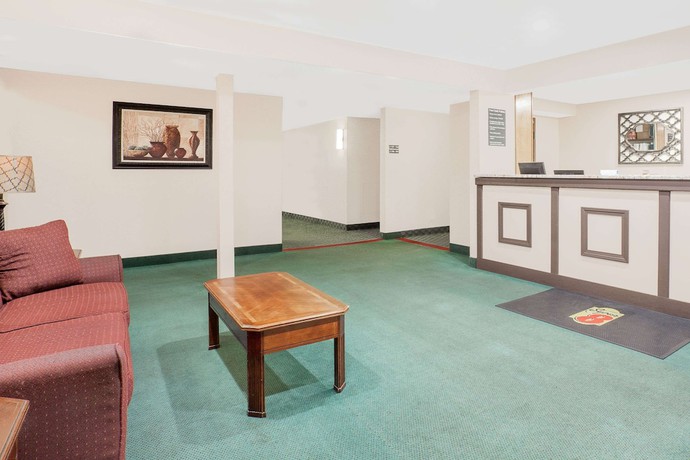 Imagen de los interiores del Hotel Super 8 By Wyndham Middletown. Foto 18