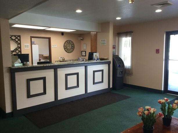 Imagen de los interiores del Hotel Super 8 By Wyndham Middletown. Foto 19