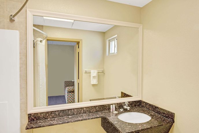 Imagen de la habitación del Hotel Super 8 By Wyndham Milford/new Haven. Foto 7