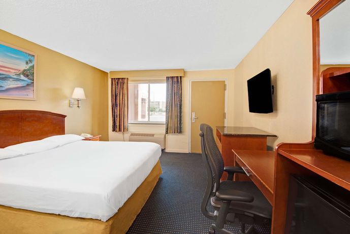 Imagen de la habitación del Hotel Super 8 By Wyndham Milford/new Haven. Foto 11