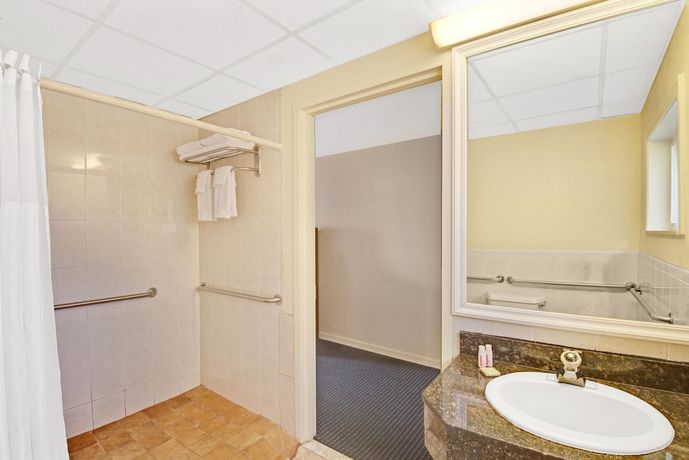Imagen de la habitación del Hotel Super 8 By Wyndham Milford/new Haven. Foto 12