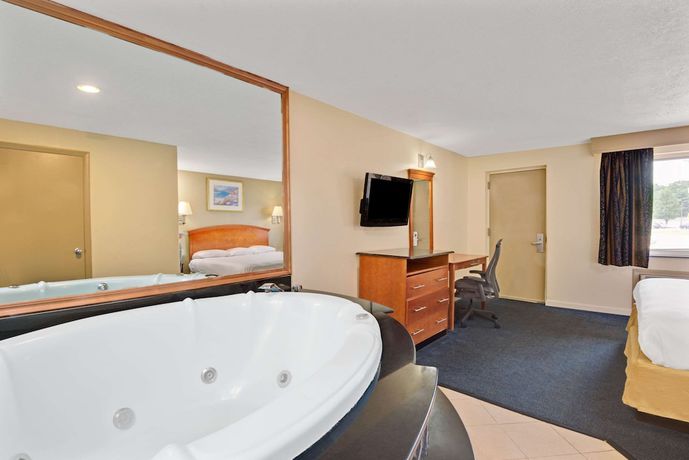 Imagen de la habitación del Hotel Super 8 By Wyndham Milford/new Haven. Foto 14