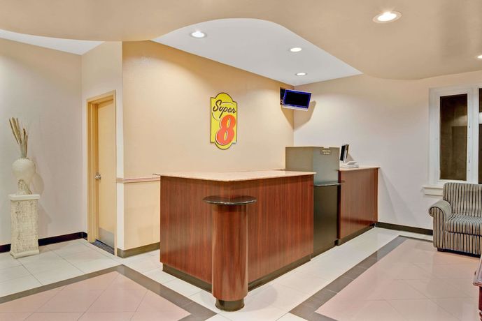 Imagen de los interiores del Hotel Super 8 By Wyndham Milford/new Haven. Foto 15