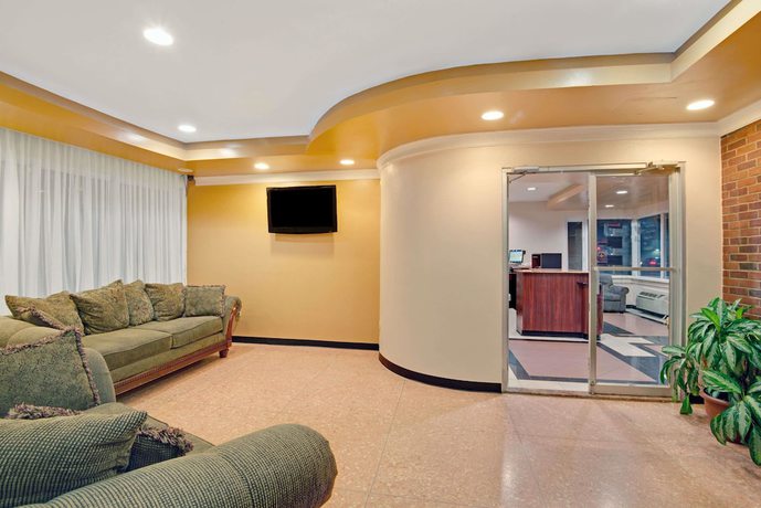 Imagen de los interiores del Hotel Super 8 By Wyndham Milford/new Haven. Foto 16