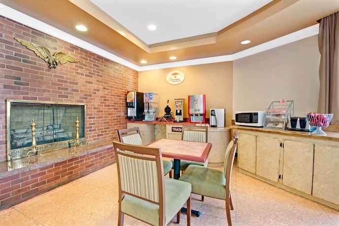 Imagen del bar/restaurante del Hotel Super 8 By Wyndham Milford/new Haven. Foto 3