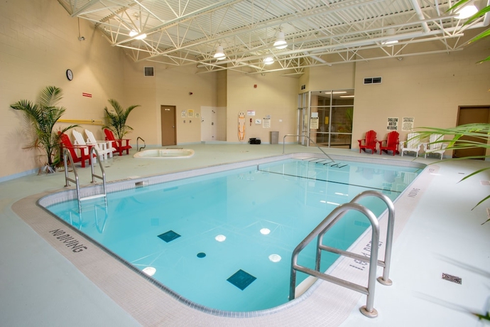 Imagen de la piscina del Hotel Super 8 By Wyndham Mississauga. Foto 18