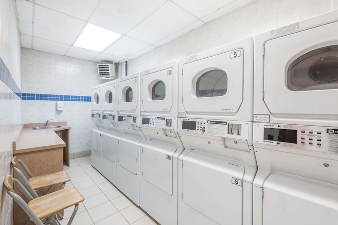 Imagen de los interiores del Hotel Super 8 By Wyndham Mississauga. Foto 14