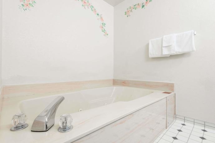 Imagen de la habitación del Hotel Super 8 By Wyndham Missoula/reserve St.. Foto 11