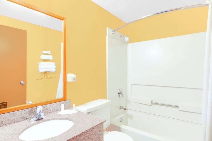 Imagen de la habitación del Hotel Super 8 By Wyndham Mitchell. Foto 9