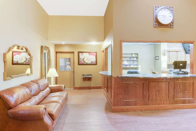 Imagen de los interiores del Hotel Super 8 By Wyndham Mitchell. Foto 13