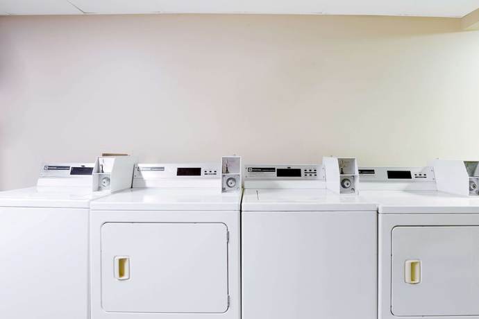 Imagen de los interiores del Hotel Super 8 By Wyndham Mitchell. Foto 14