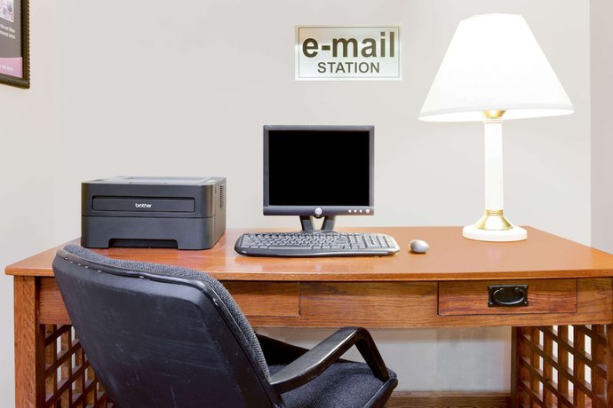 Imagen de los interiores del Hotel Super 8 By Wyndham Mitchell. Foto 15