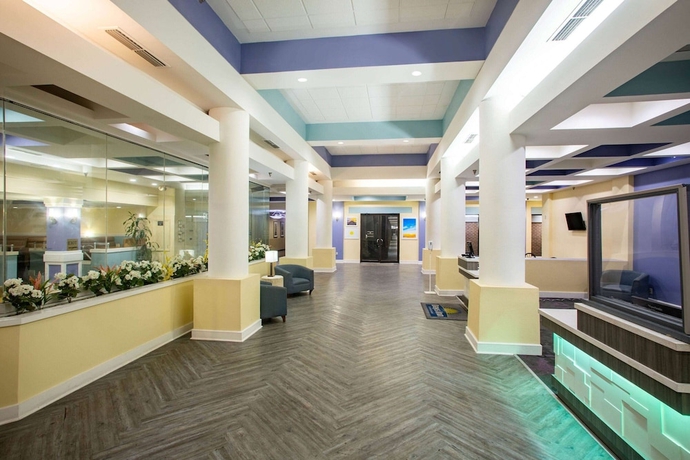 Imagen de los interiores del Hotel Super 8 By Wyndham Mobile I-65. Foto 11