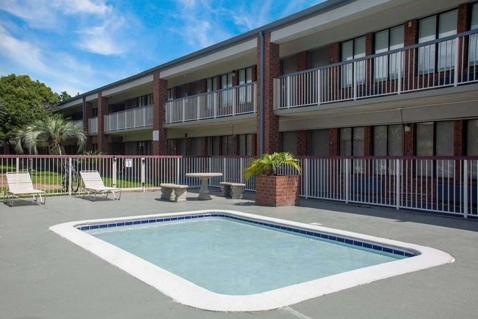 Imagen de la piscina del Hotel Super 8 By Wyndham Mobile I-65. Foto 17