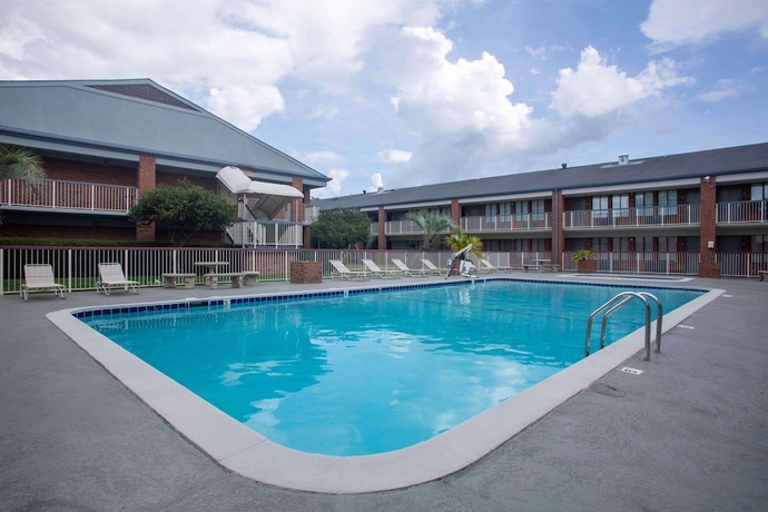 Imagen de la piscina del Hotel Super 8 By Wyndham Mobile I-65. Foto 18