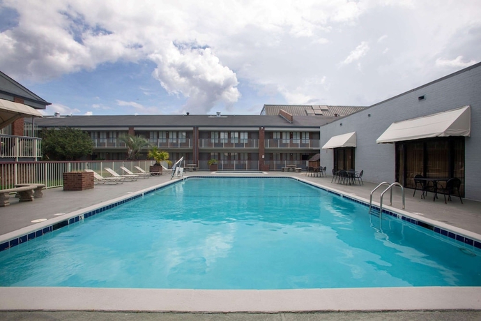 Imagen de la piscina del Hotel Super 8 By Wyndham Mobile I-65. Foto 19