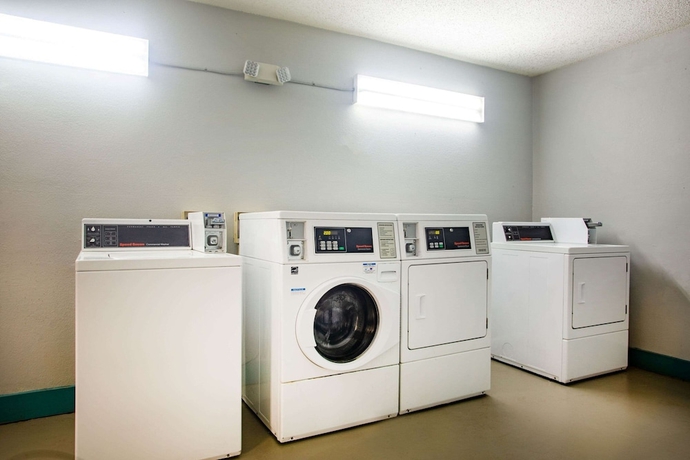Imagen de los interiores del Hotel Super 8 By Wyndham Mobile I-65. Foto 14