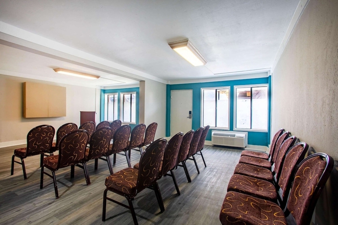 Imagen de los interiores del Hotel Super 8 By Wyndham Mobile I-65. Foto 15
