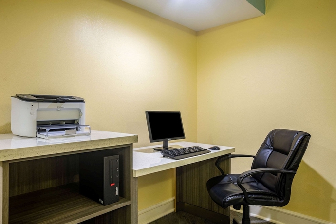 Imagen de los interiores del Hotel Super 8 By Wyndham Mobile I-65. Foto 16
