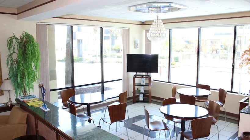 Imagen del bar/restaurante del Hotel Super 8 By Wyndham Mobile/tillmans Corner. Foto 2