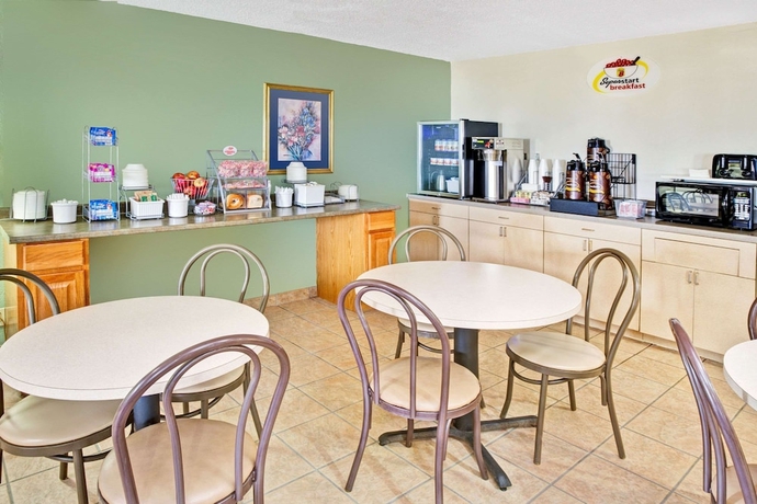 Imagen del bar/restaurante del Hotel Super 8 By Wyndham Mokena/frankfort /i-80. Foto 4