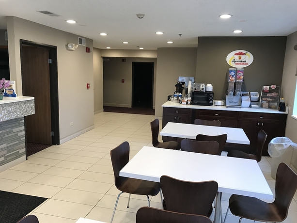 Imagen de los interiores del Hotel Super 8 By Wyndham Monee. Foto 16