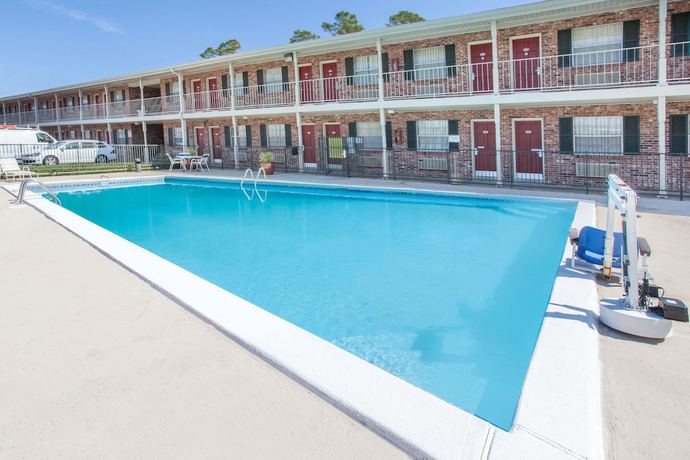 Imagen de la piscina del Hotel Super 8 By Wyndham Monroe West. Foto 12