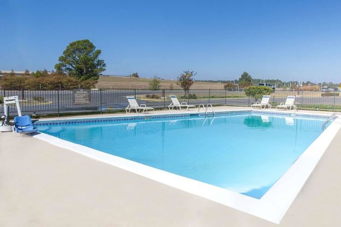 Imagen de la piscina del Hotel Super 8 By Wyndham Monroe West. Foto 13