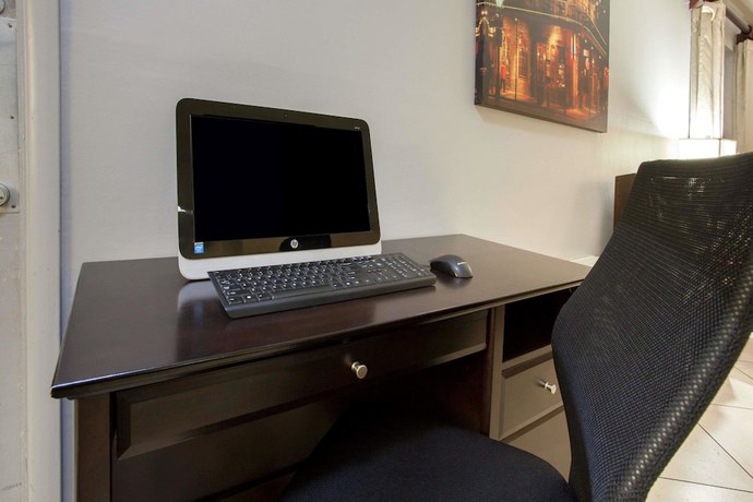 Imagen de los interiores del Hotel Super 8 By Wyndham Monroe West. Foto 11