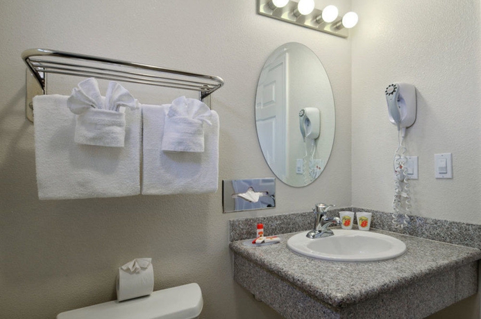 Imagen de la habitación del Hotel Super 8 By Wyndham Monterey. Foto 4