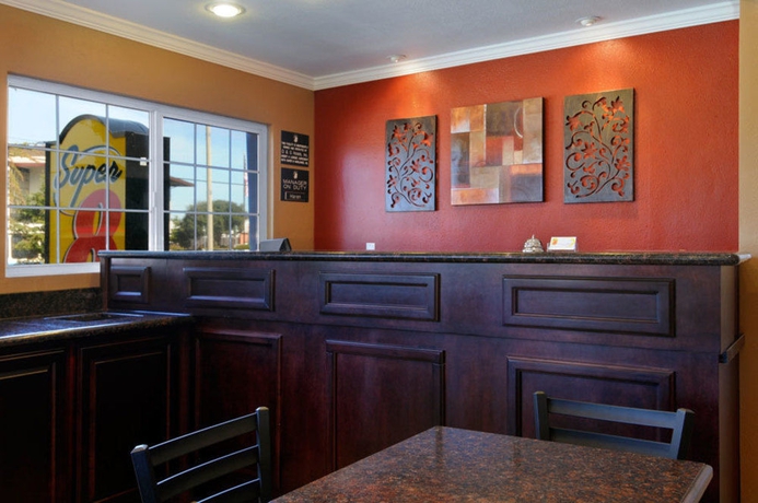 Imagen de los interiores del Hotel Super 8 By Wyndham Monterey. Foto 9