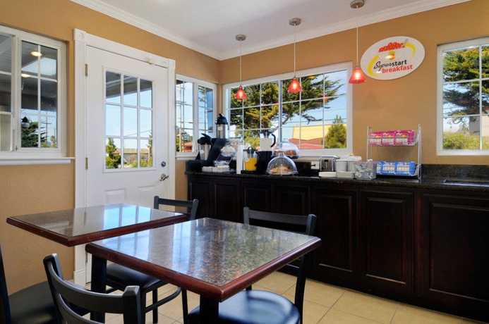 Imagen del bar/restaurante del Hotel Super 8 By Wyndham Monterey. Foto 3