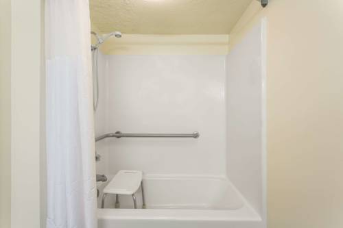 Imagen de la habitación del Hotel Super 8 By Wyndham Monticello. Foto 4