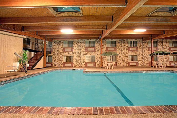 Imagen de la piscina del Hotel Super 8 By Wyndham Monticello, Monticello. Foto 14