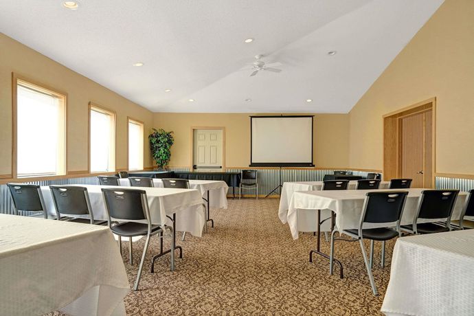 Imagen de los interiores del Hotel Super 8 By Wyndham Monticello, Monticello. Foto 12