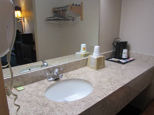 Imagen de la habitación del Hotel Super 8 By Wyndham Moody. Foto 2