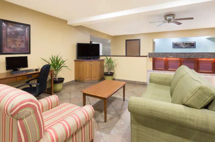 Imagen de los interiores del Hotel Super 8 By Wyndham Morgantown. Foto 14