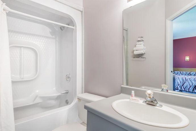 Imagen de la habitación del Hotel Super 8 By Wyndham Mt Hope Hamilton Intl Arpt On. Foto 7