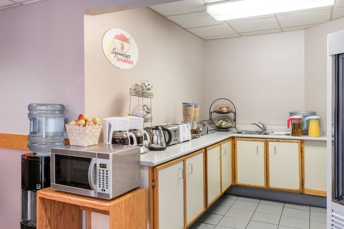 Imagen del bar/restaurante del Hotel Super 8 By Wyndham Mt Hope Hamilton Intl Arpt On. Foto 3