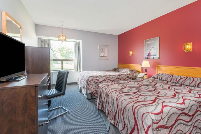 Imagen de la habitación del Hotel Super 8 By Wyndham Mt Hope Hamilton Intl Arpt On. Foto 11