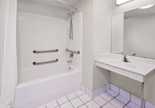 Imagen de la habitación del Hotel Super 8 By Wyndham Mt. Pleasant. Foto 6