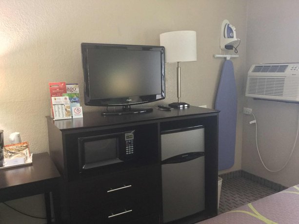 Imagen de la habitación del Hotel Super 8 By Wyndham Mundelein/libertyville Area. Foto 9