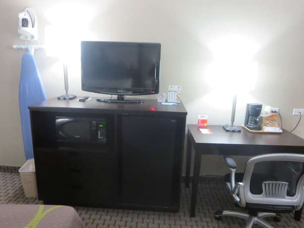 Imagen de la habitación del Hotel Super 8 By Wyndham Mundelein/libertyville Area. Foto 13