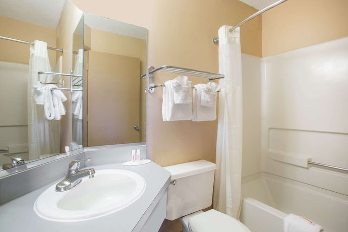 Imagen de la habitación del Hotel Super 8 By Wyndham Myrtle Beach/market Common Area. Foto 12