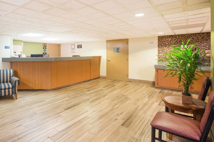 Imagen de los interiores del Hotel Super 8 By Wyndham Myrtle Beach/market Common Area. Foto 13