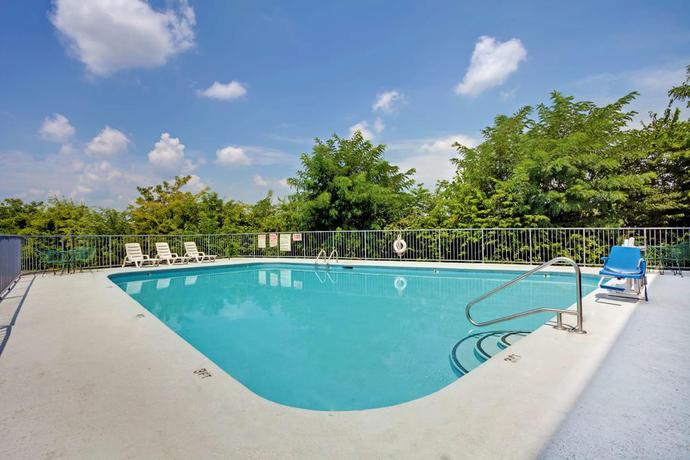 Imagen de la piscina del Hotel Super 8 By Wyndham Nashville/ Dntn/ Opryland Area. Foto 7