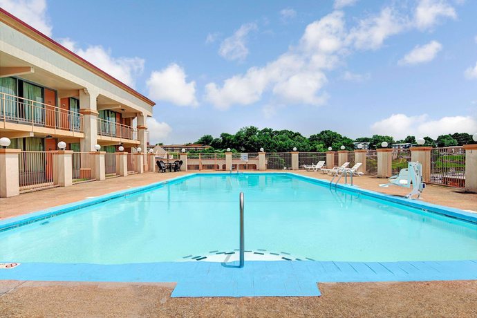 Imagen de la piscina del Hotel Super 8 By Wyndham Nashville Near Downtown / I-40. Foto 14