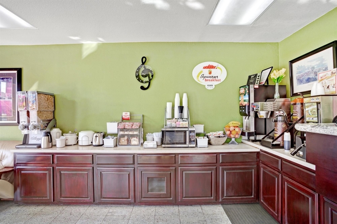 Imagen del bar/restaurante del Hotel Super 8 By Wyndham Nashville West. Foto 3