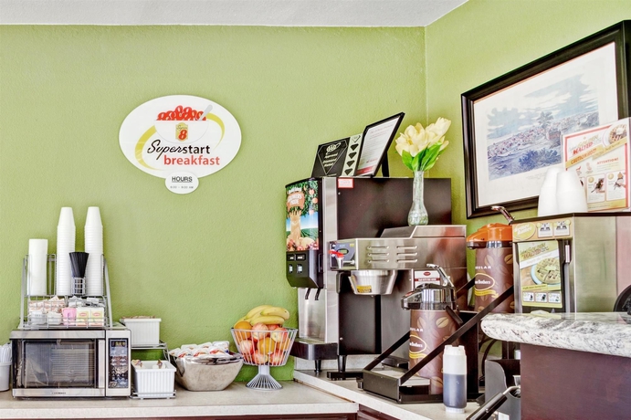 Imagen del bar/restaurante del Hotel Super 8 By Wyndham Nashville West. Foto 4