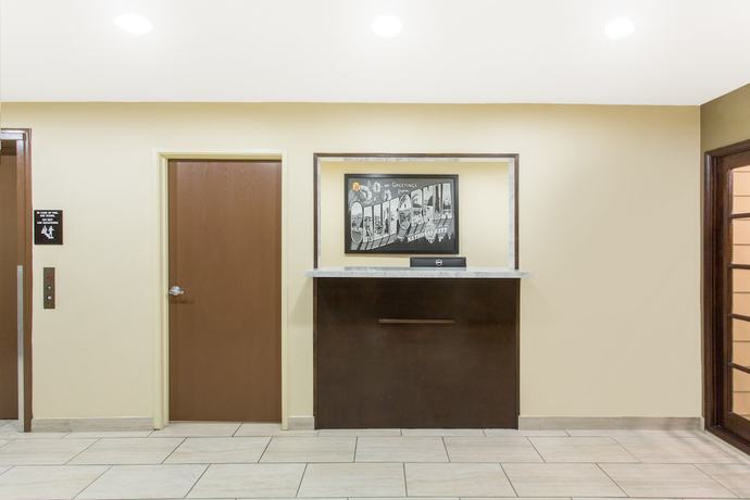 Imagen de los interiores del Hotel Super 8 By Wyndham National City Chula Vista. Foto 20